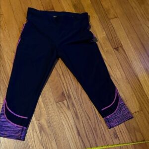 Womens Xersion Capri Black and Pink Leggings size Medium Worn Once